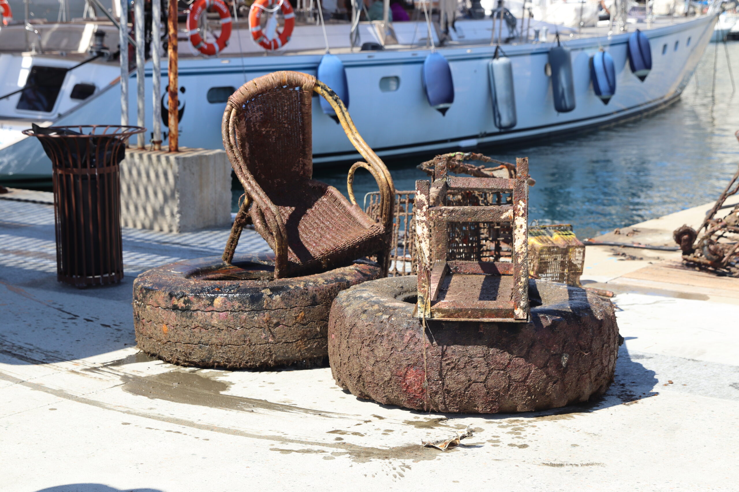 Opération de nettoyage et dépollution sur le Vieux-Port de Bastia!